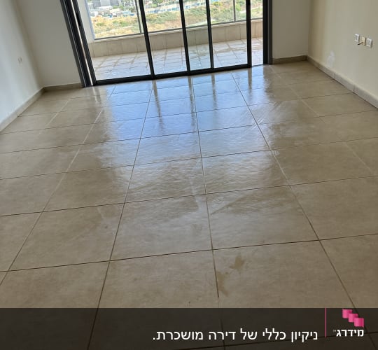 רצפה מבריקה ונקייה עם אריחים גדולים